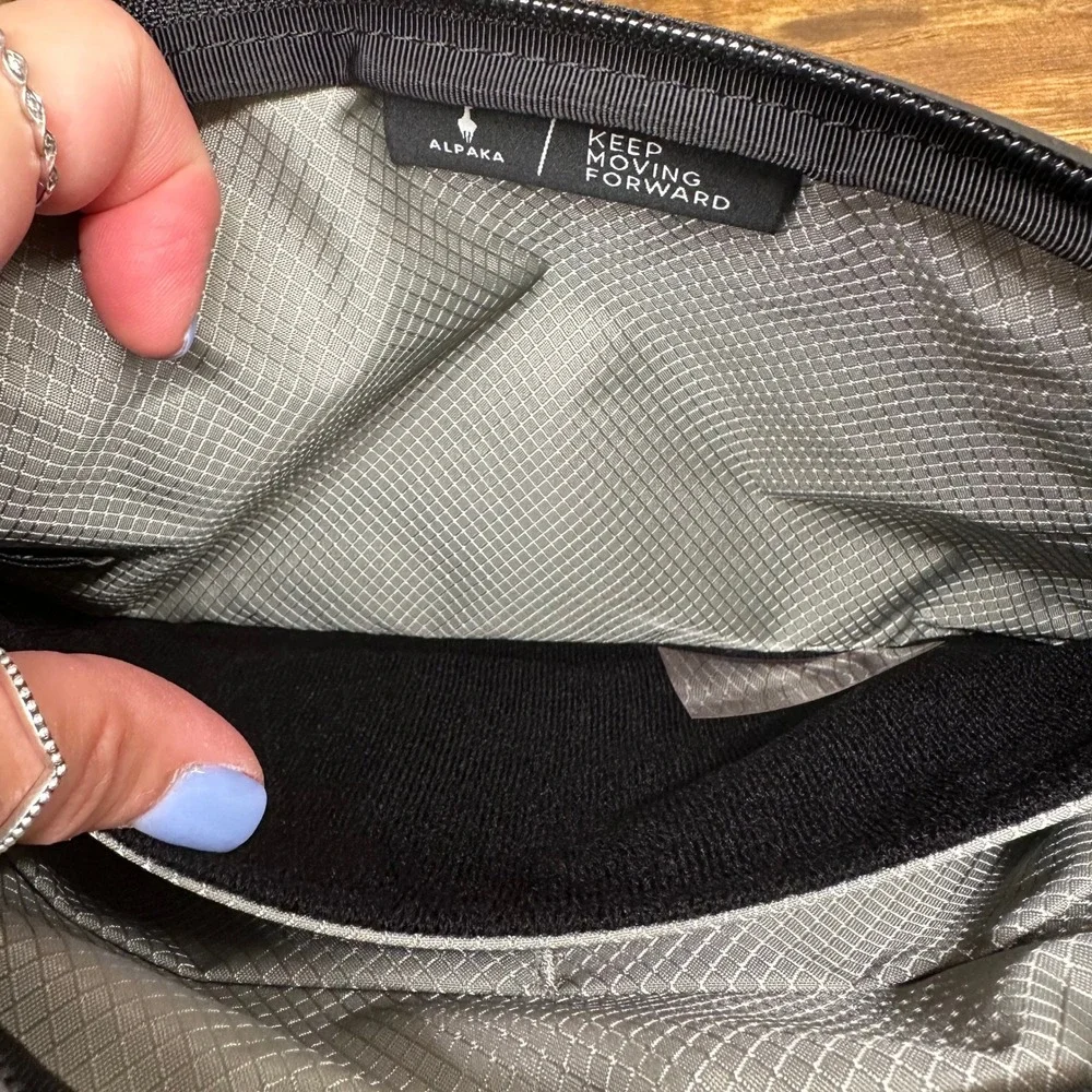 NEW ALPAKA Flight Sling 2L Black Axoflux 210D Ripstop Nylon Travel Crossbody Bag